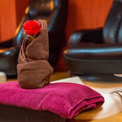 Couples treatment rooms, sauna, steam room, body treatments