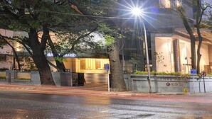 Un edificio moderno con un letrero llamativo que dice "RAMEE GRAND".