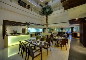 2 restaurantes; se sirven desayunos, almuerzos, cenas y cocina asiática 