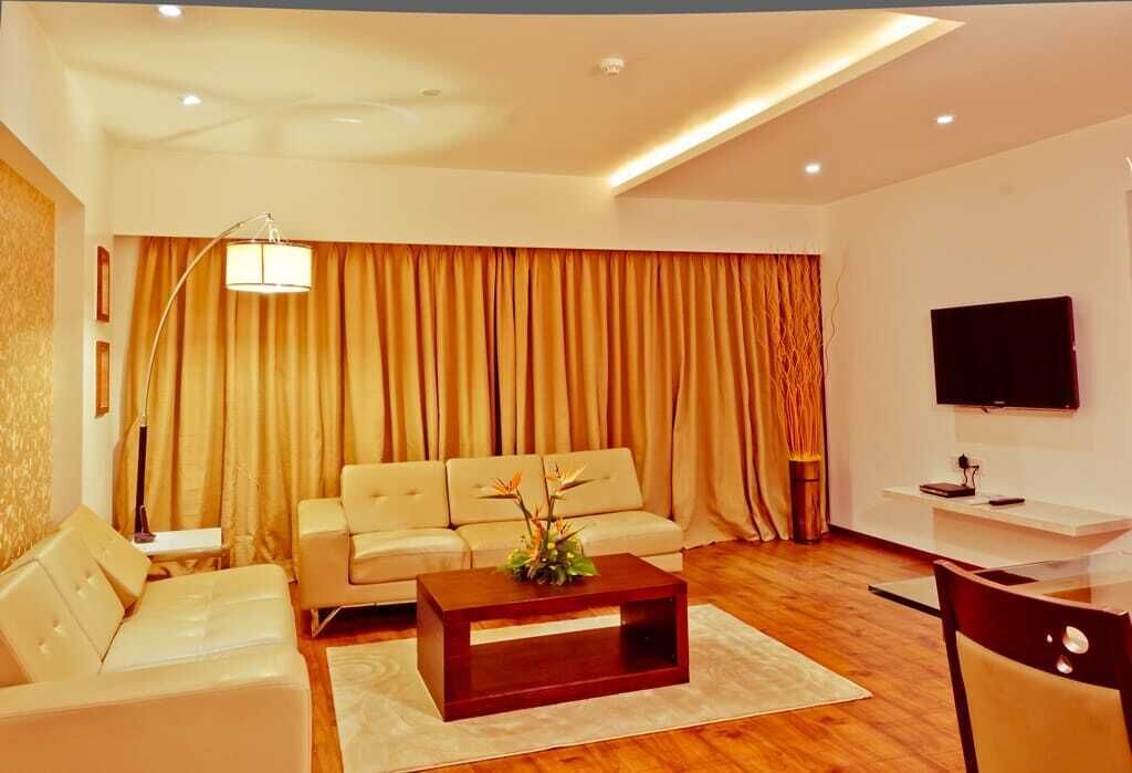 Suite – premium | Oppholdsområde | En 27-tommers LCD-TV med Parabol-TV samt TV