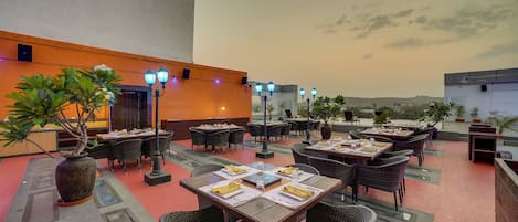 2 restaurants servant le petit déjeuner, le déjeuner et le dîner