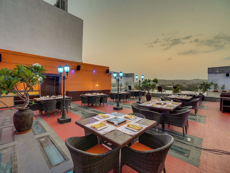 2 restaurants; breakfast, lunch, and dinner served