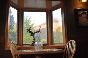 2 restaurants, dinner served, local cuisine - Denali Perch Resort (Denali National Park)