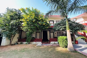 Fridge, coffee/tea maker, electric kettle - Tiger Safari Resort, Ranthambhore (Sawai Madhopur)