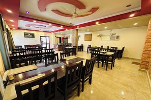 Café da manhã com buffet todos os dias (INR 250 por pessoa)