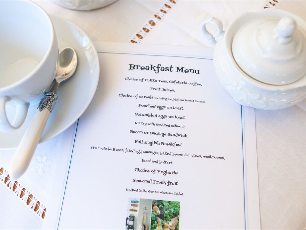 Een ontbijtmenu met opties zoals Pukka-thee, Caffeleria-koffie en seizoensgebonden vers fruit.