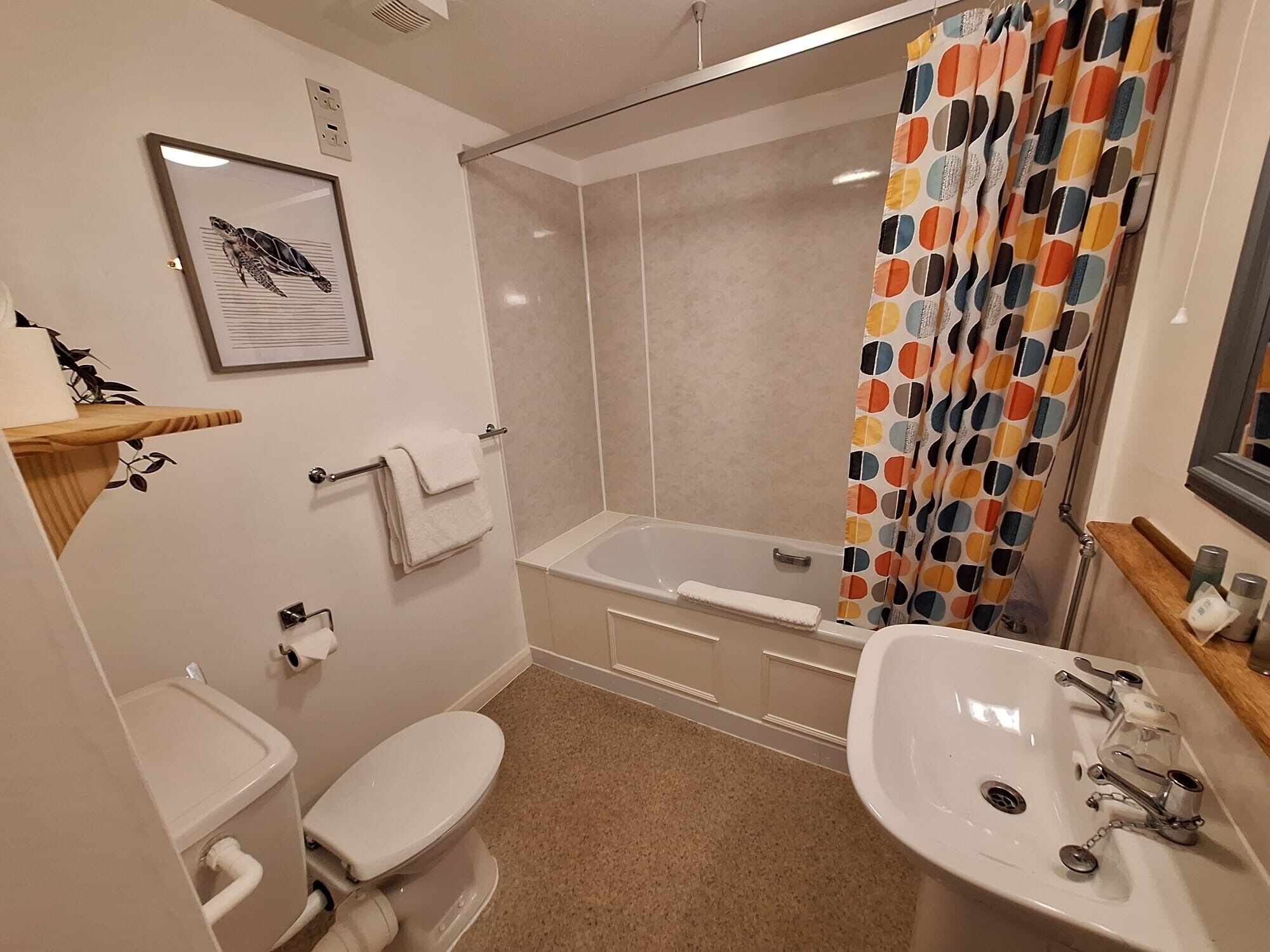 Un bagno moderno con vasca, WC e lavandino.