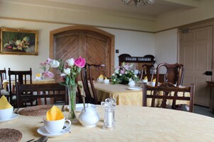 Full breakfast on weekends (GBP 14 per person)