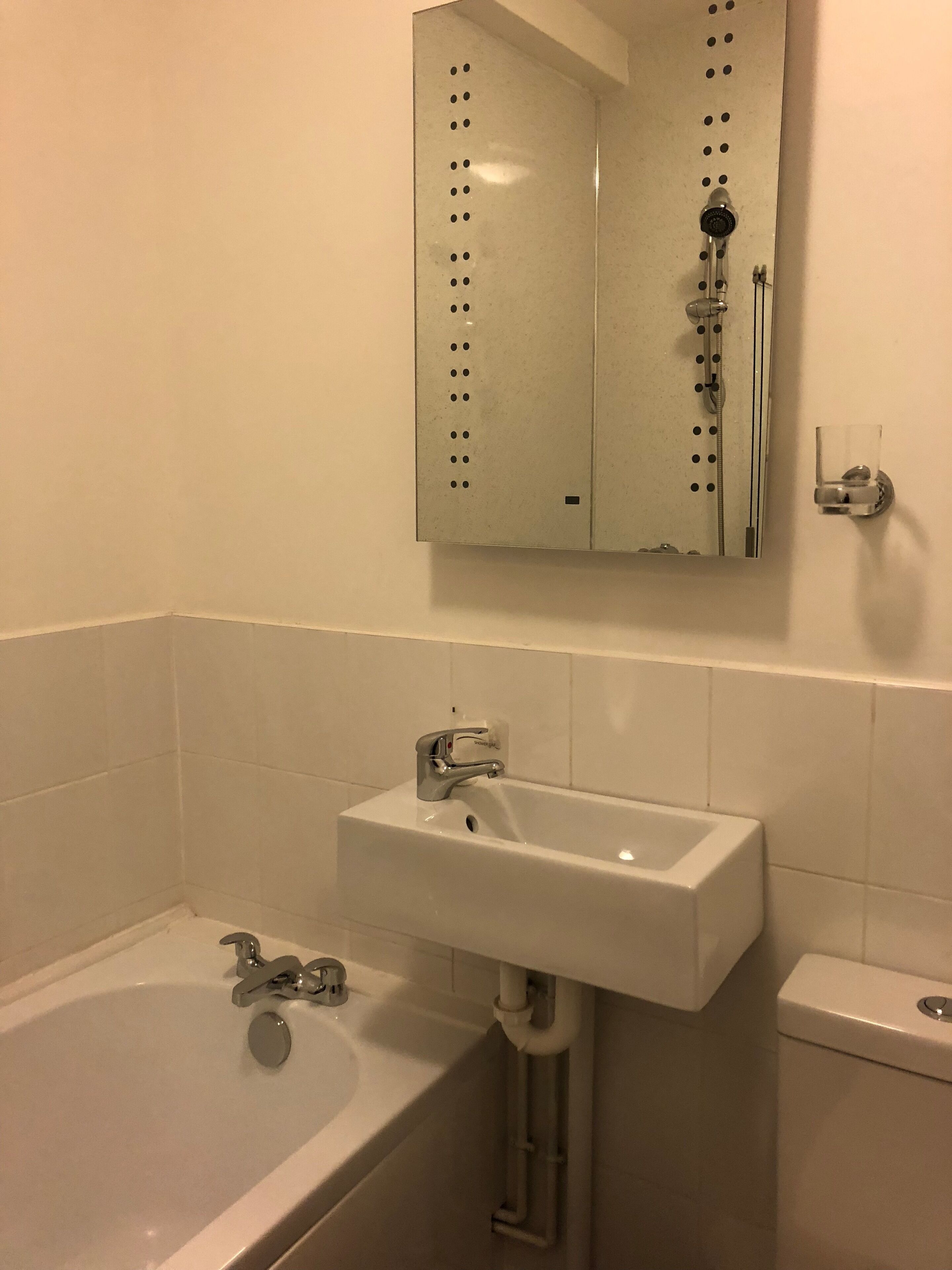 Un bany amb banyera, un lavabo i un vàter.