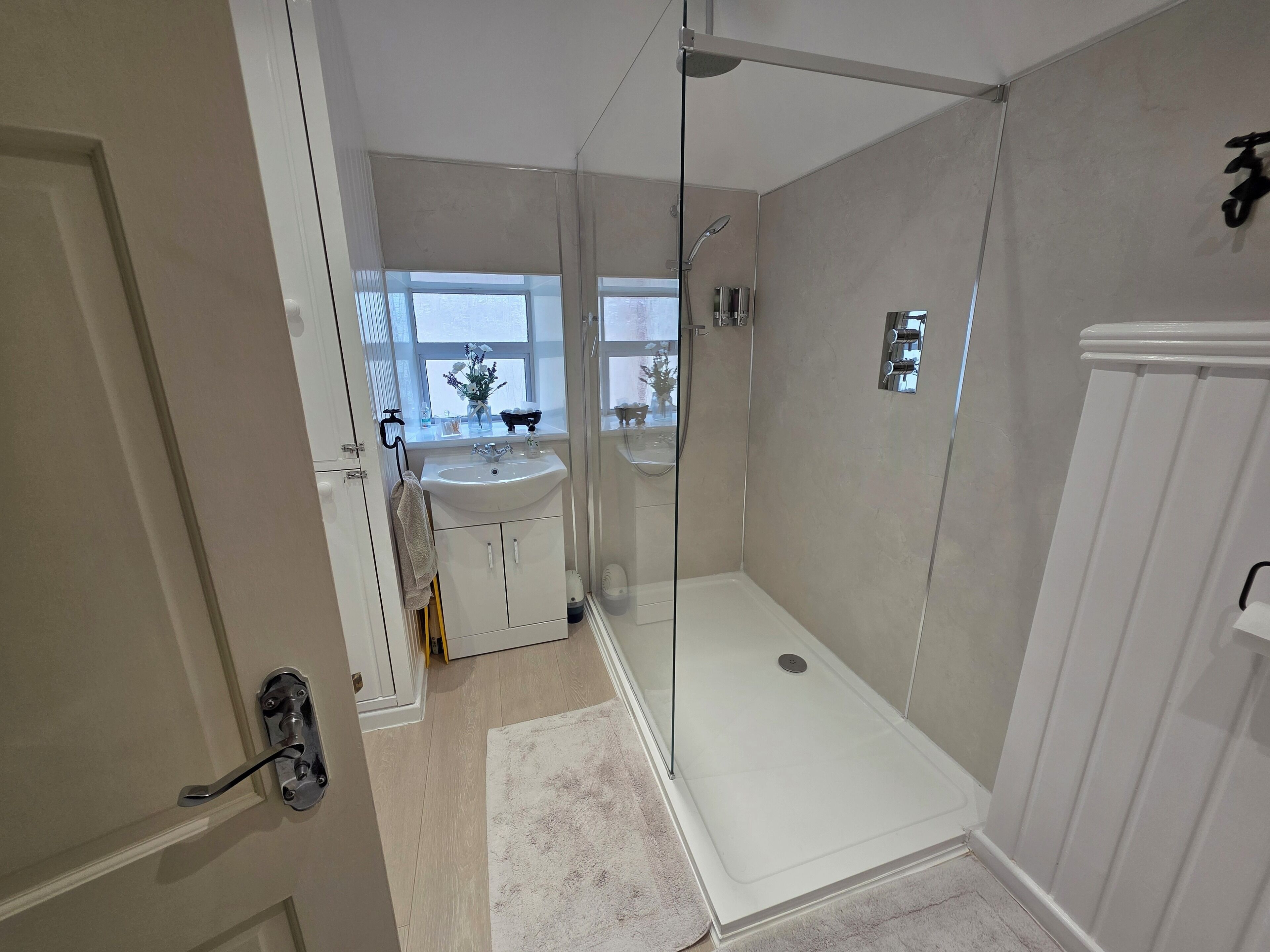 Een douche, gratis toiletartikelen, een haardroger, handdoeken