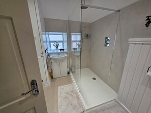 Shower, free toiletries, hair dryer, towels - St Leonards Guest House (Largs)
