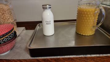 Una bandeja con una botella blanca etiquetada como