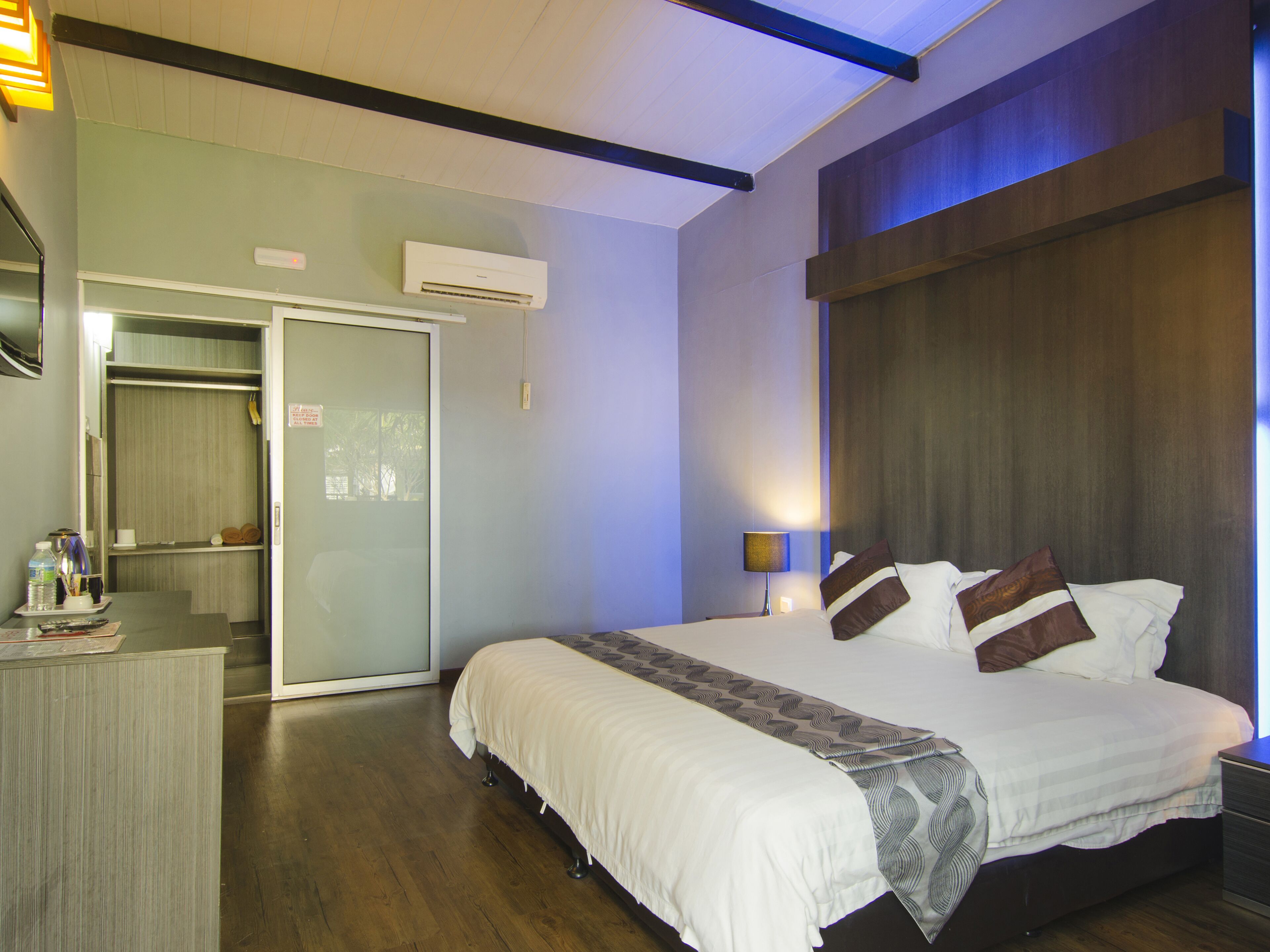 Executive Deluxe, 1 King Bed  | Bar mini, meja, Wi-fi percuma 