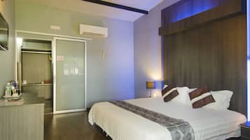 Executive Deluxe, 1 King Bed | Bar mini, meja, Wi-fi percuma