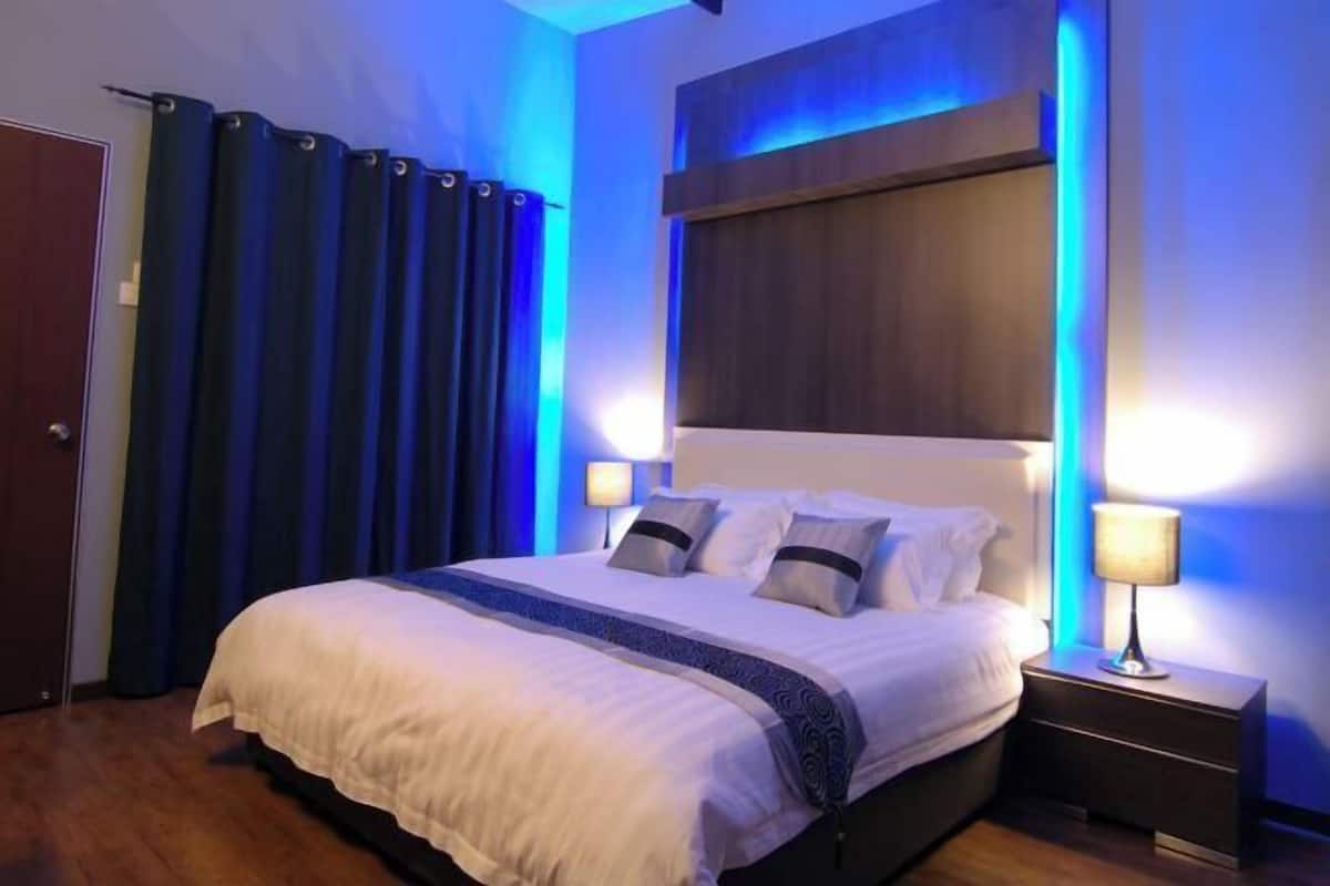 Minibar, desk, free WiFi