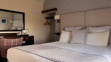 Kahden hengen huone (yksi tai kaksi sänkyä), kylpyhuone makuuhuoneen yhteydessä (view of the Dales)