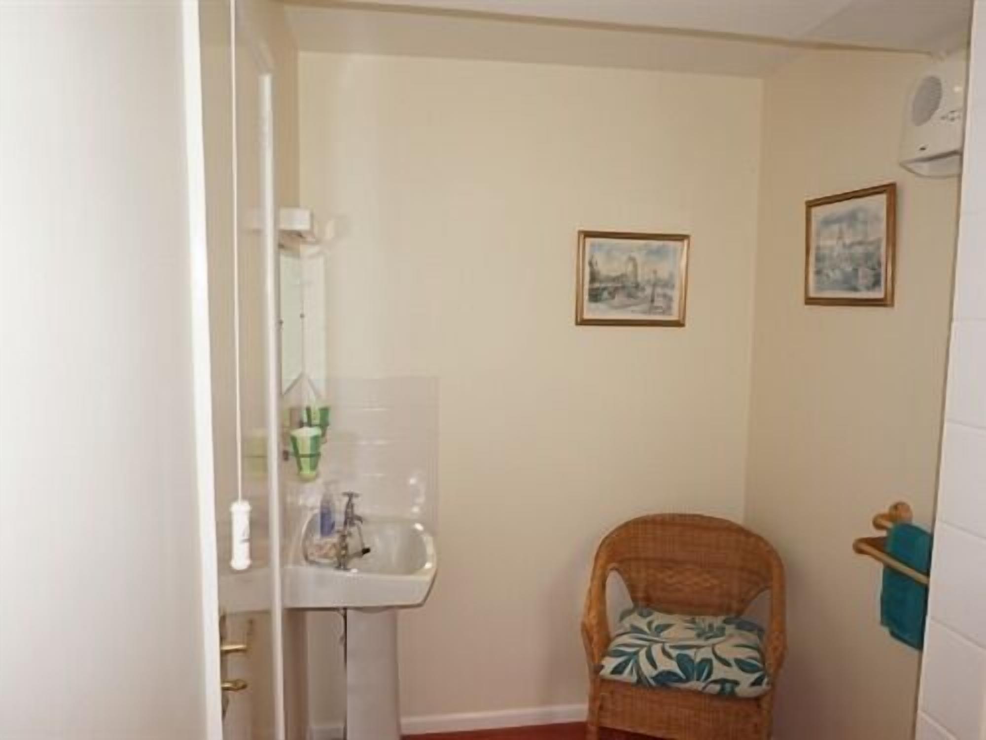 حمام | تجهيزات دش، مستلزمات مجانية للعناية الشخصية، مناشف