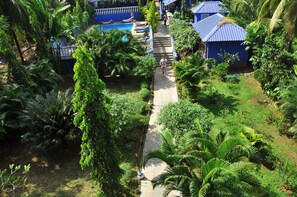 Outdoor pool, pool umbrellas, sun loungers - Mayflower Beach Resort (Baga)