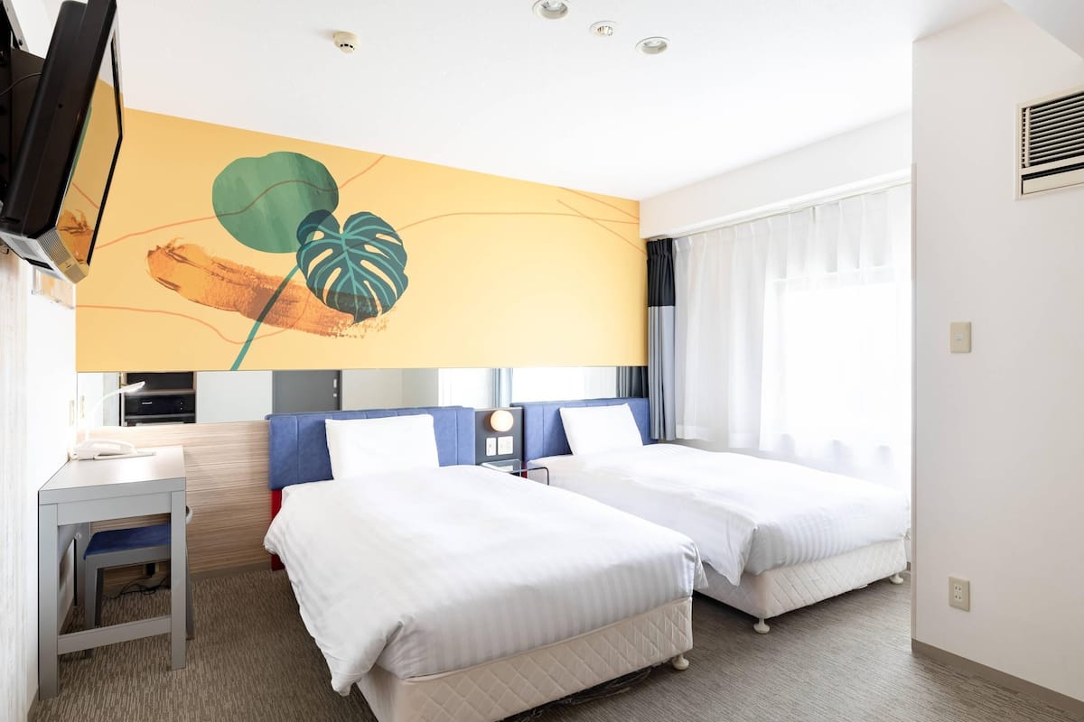 Standard-huone, 2 yhden hengen sänkyä, tupakointi kielletty | Untuvapeitot, tallelokero huoneessa, työpöytä, äänieristys