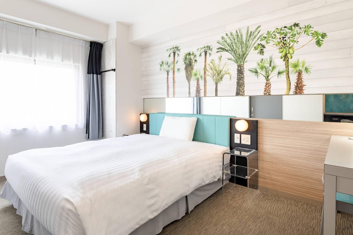 Standardzimmer, 1 Queen-Bett, Nichtraucher | Daunenbettdecken, Zimmersafe, Schreibtisch, schallisolierte Zimmer