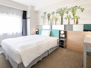 Standard Room, 1 Queen Bed, Non Smoking | Down comforters, in-room safe, desk, soundproofing - Comfort Inn Naha Tomari Port (Naha)