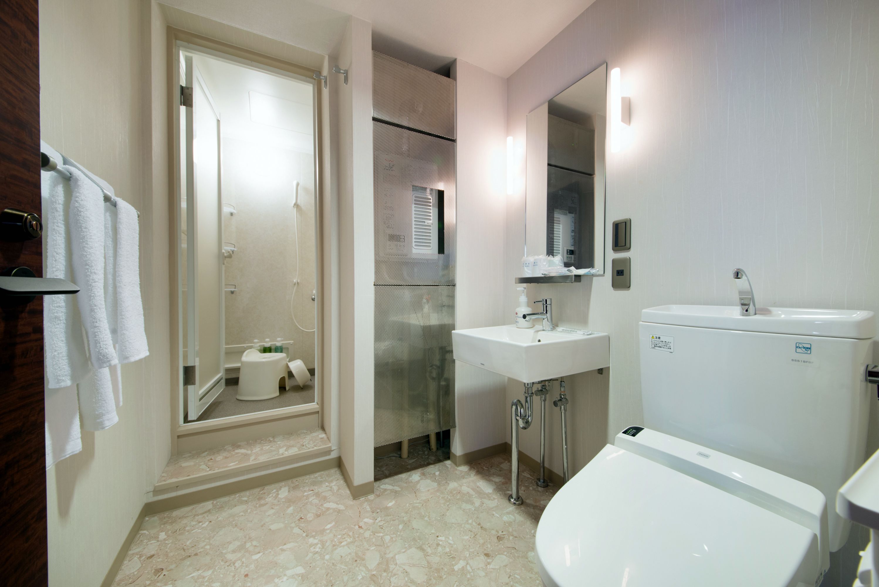 combined shower/bathtub, deep-soaking bathtub, free toiletries