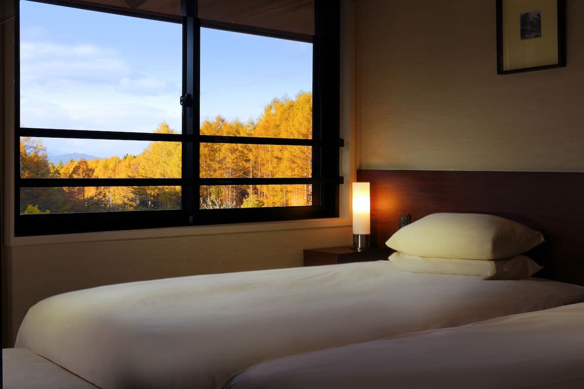 luxury twin room, top floor, non smoking | in-room safe, individually decorated, individually furnished, desk