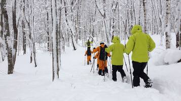 Eine Gruppe von Wanderern in einem verschneiten Wald.