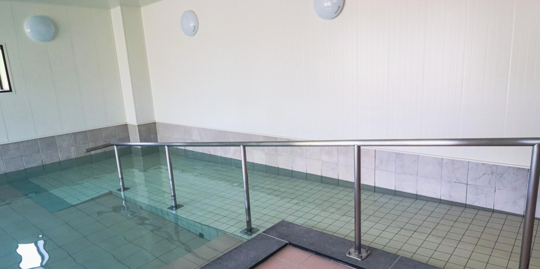 Indoor spa tub