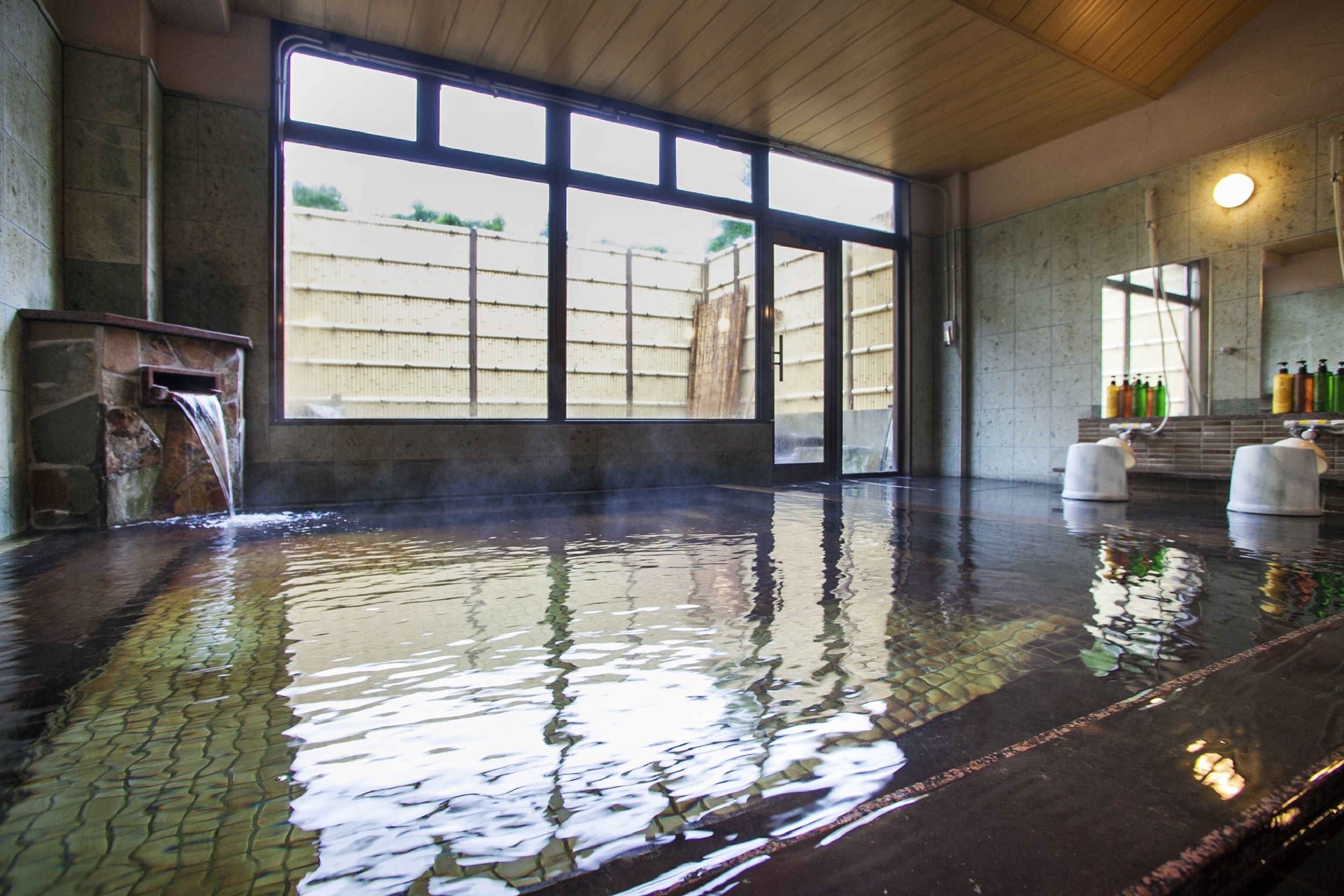 基础客房, 无障碍, 一层 | 浴室 | 独立的浴缸和淋浴、免费洗浴用品、吹风机、拖鞋