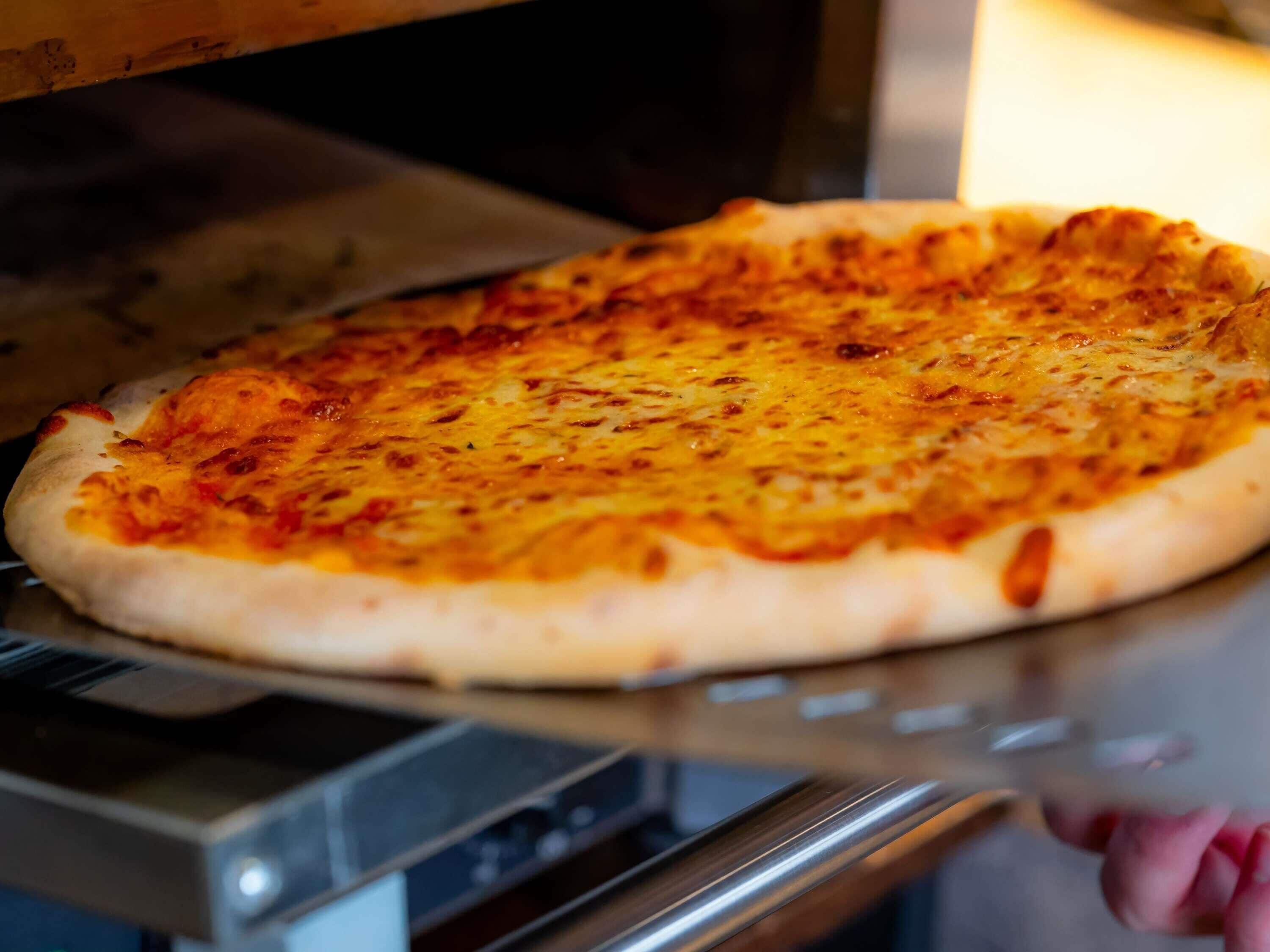Une pizza dans un four.