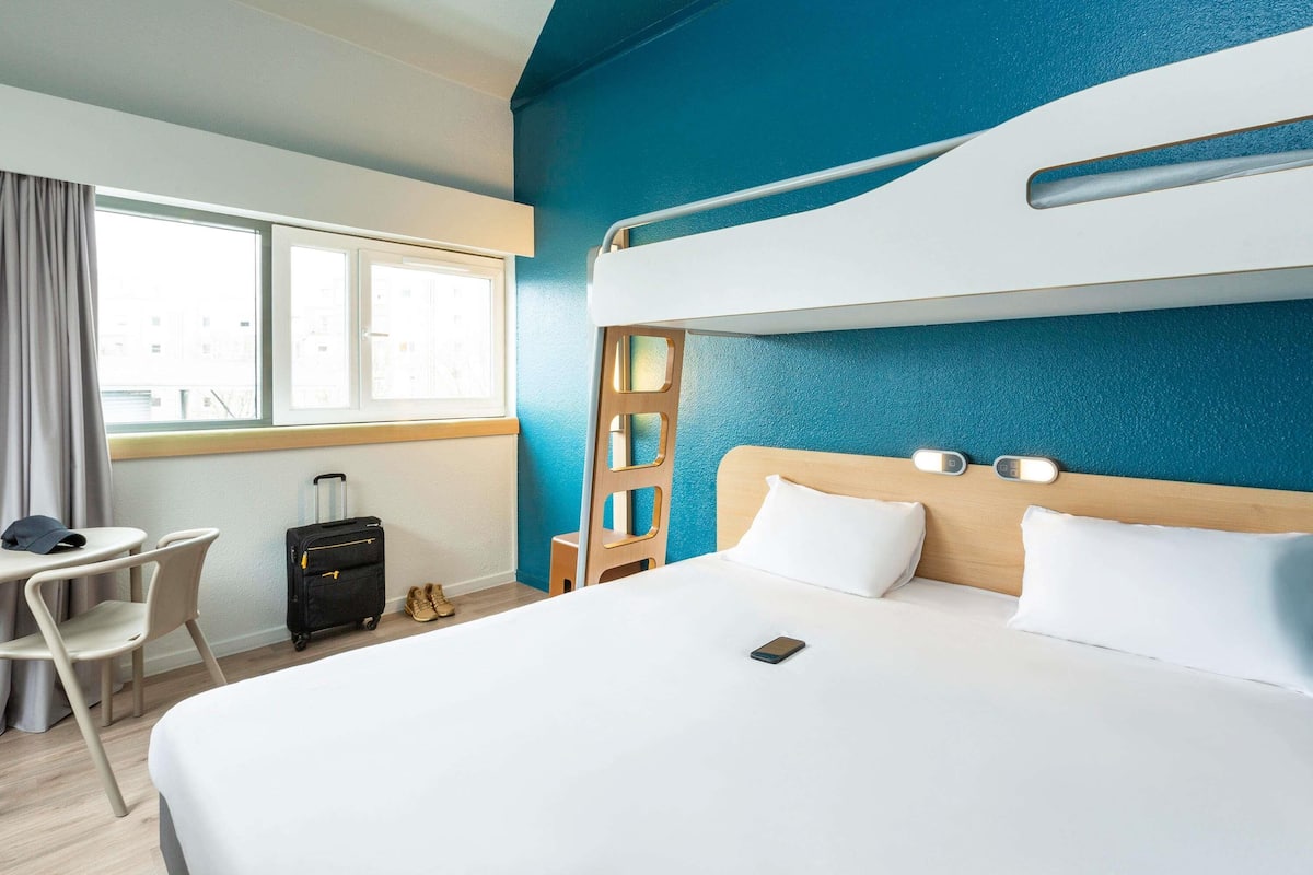 Tremannsrom, flere senger | Skrivebord, skrivebord for bærbar PC, blendingsgardiner og lydisolert