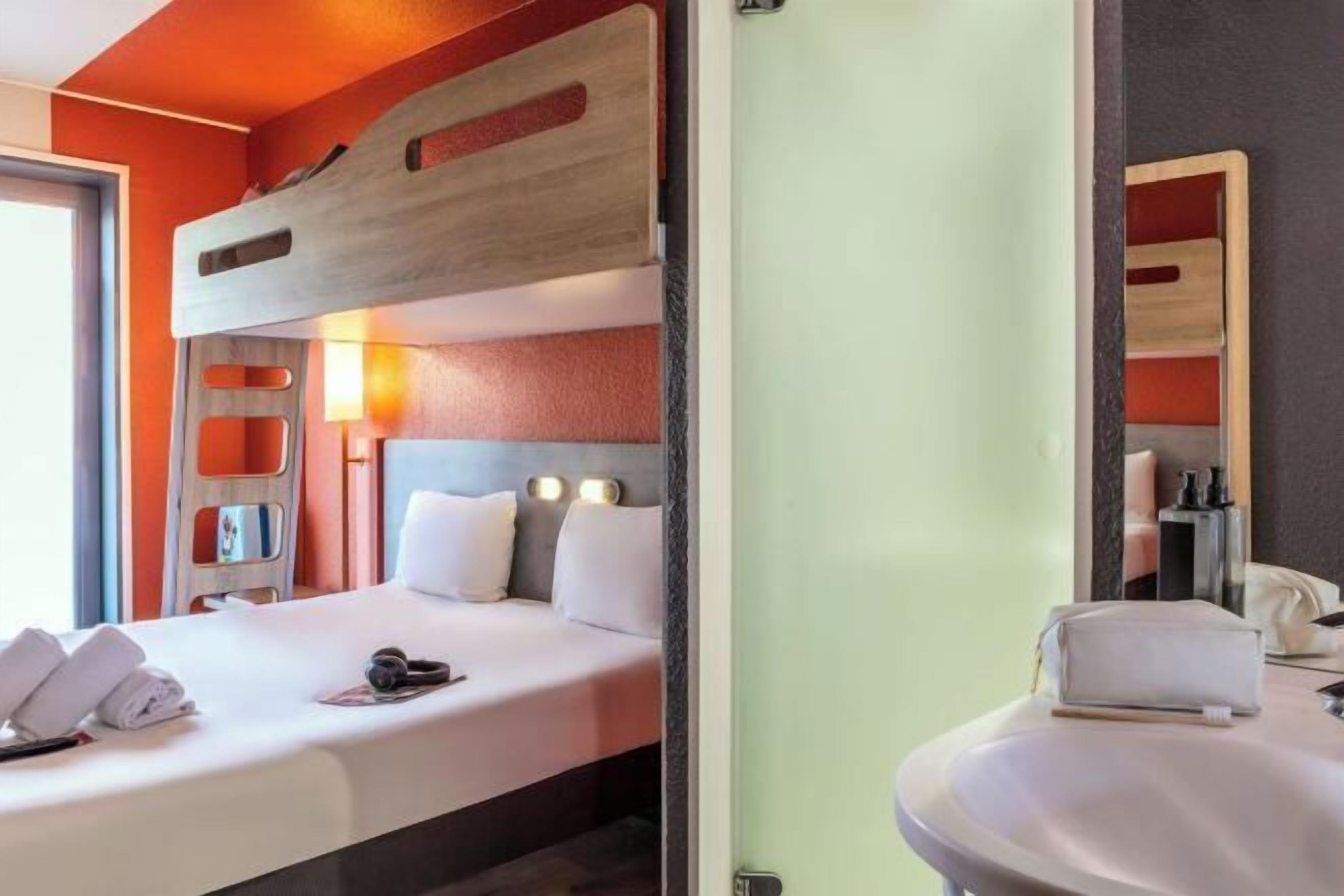 办公桌、笔记本电脑工作区、遮光窗帘、隔音