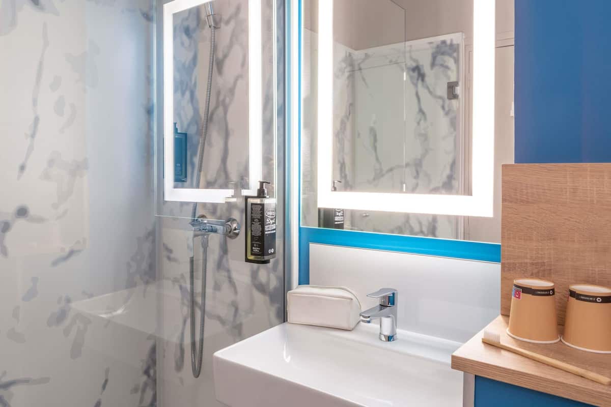 Schreibtisch, laptopgeeigneter Arbeitsplatz, Verdunkelungsvorhänge