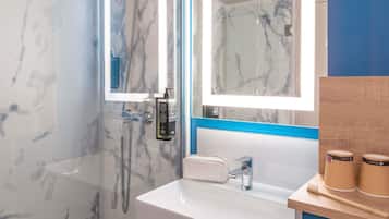 Escritorio, espacio para trabajar con un portátil, cortinas opacas