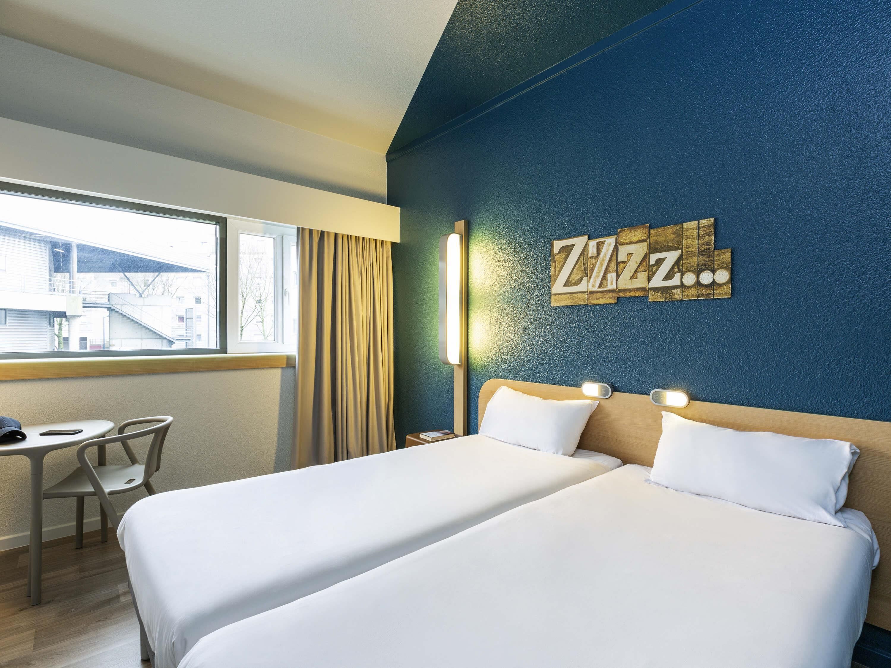 Værelse med 2 enkeltsenge - 2 enkeltsenge | Skrivebord, arbejdsområde til bærbare computere, mørklægningsgardiner