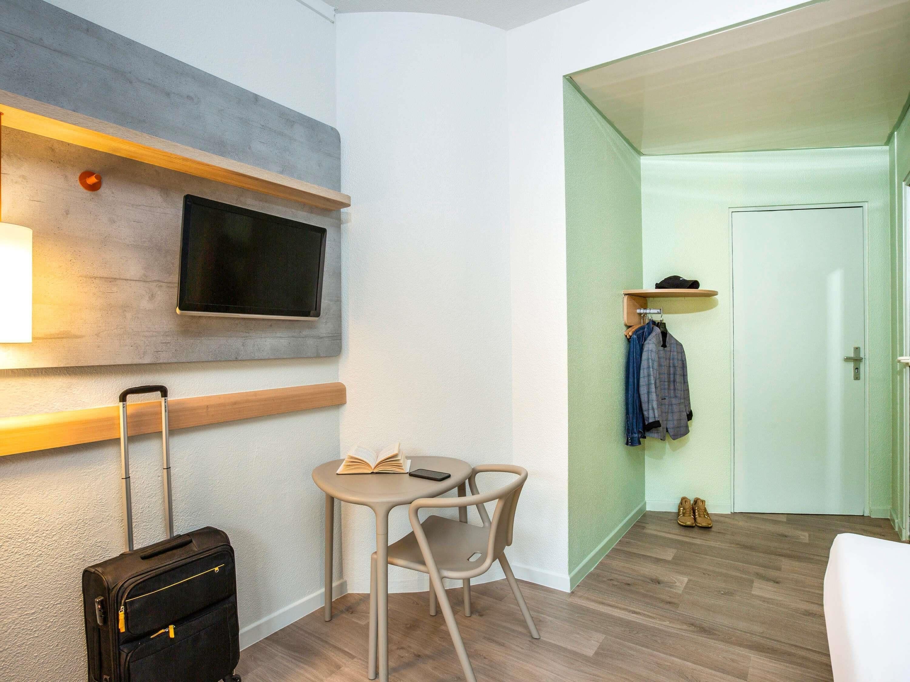 Bureau, espace de travail pour ordinateur portable, rideaux occultants