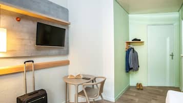 Bureau, espace de travail pour ordinateur portable, rideaux occultants