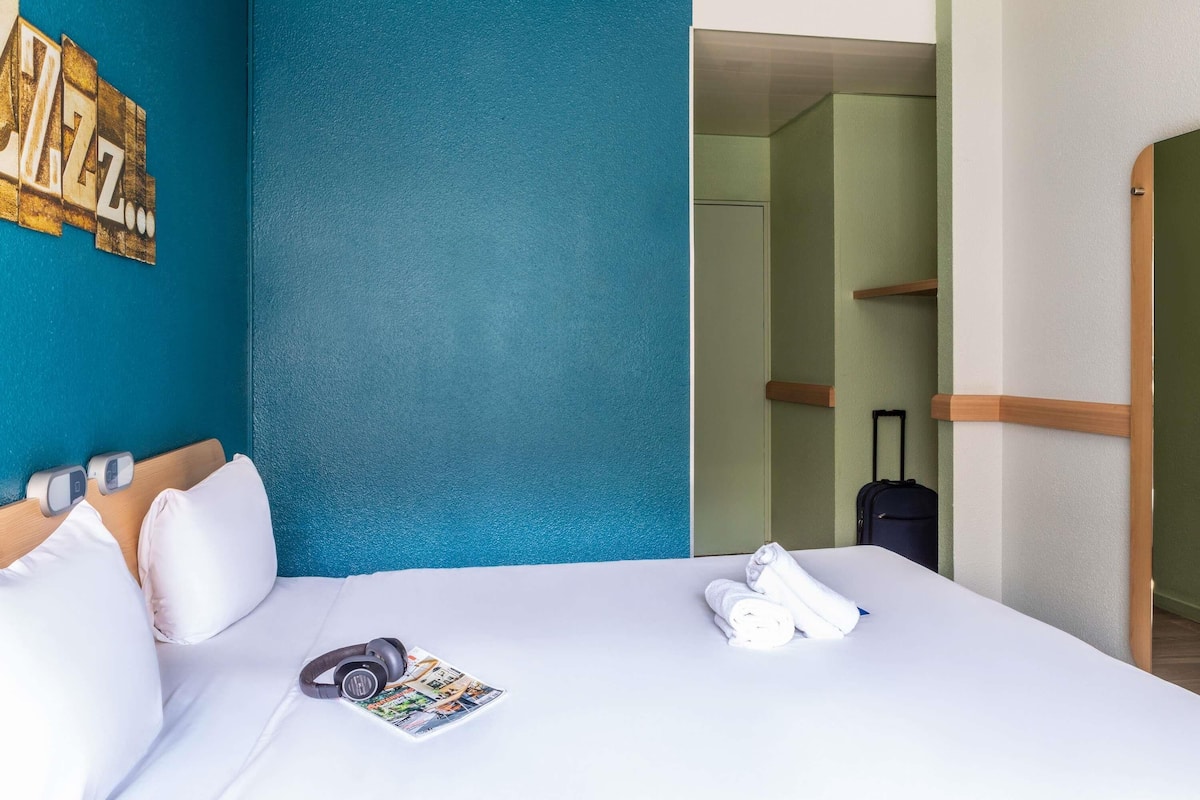 Habitación doble | Escritorio, espacio para trabajar con laptop y cortinas blackout