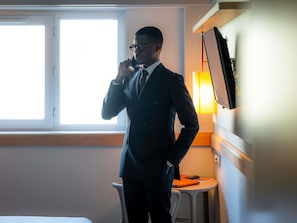 Tweepersoonskamer | Een bureau, een laptopwerkplek, verduisterende gordijnen