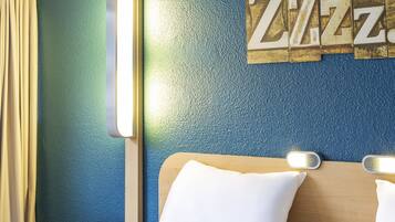 Escritorio, espacio para trabajar con laptop y cortinas blackout