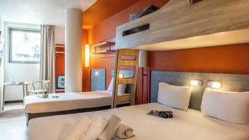 Phòng dành cho gia đình | Bàn, khu vực làm việc phù hợp cho laptop, màn/rèm cản sáng