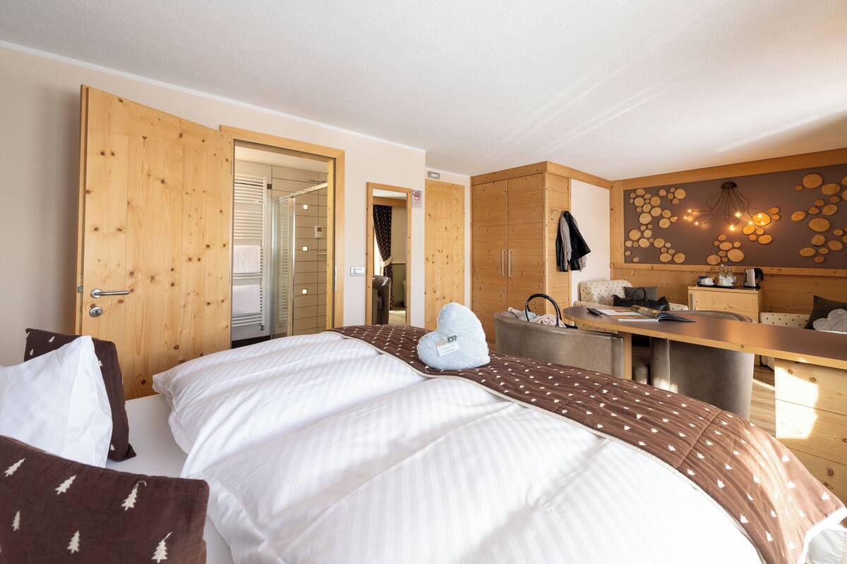 Una habitación de hotel con cama, escritorio y baño.
