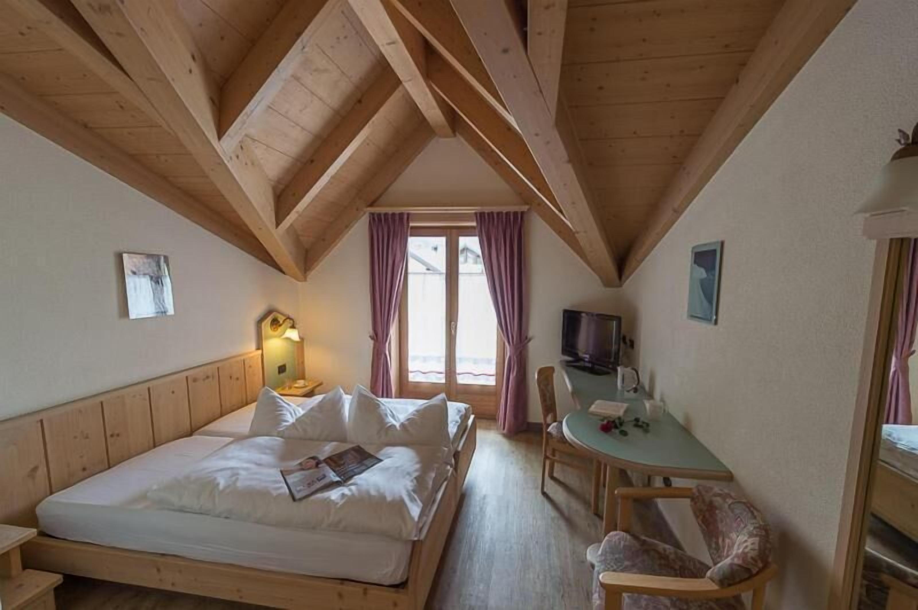 premium bedding, in-room safe, desk, blackout curtains