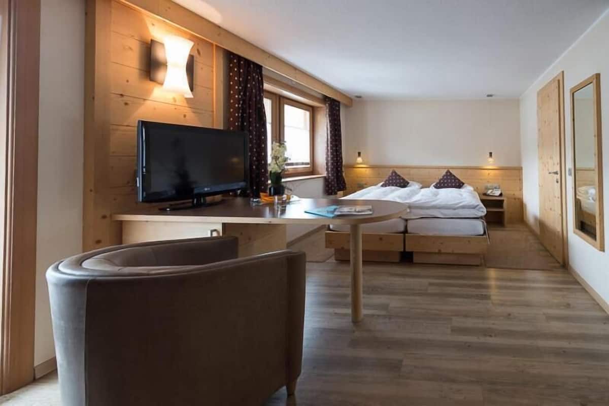 premium bedding, in-room safe, desk, blackout curtains