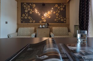 Ida Suite | 起居区 | 26-英寸电视（配备卫星频道）