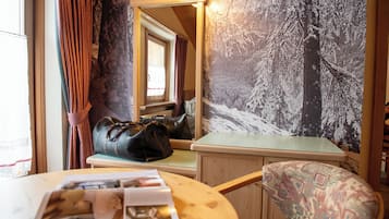 Comfort Quadruple Room | Ruang tamu | 26 inci televisyen dengan satelit