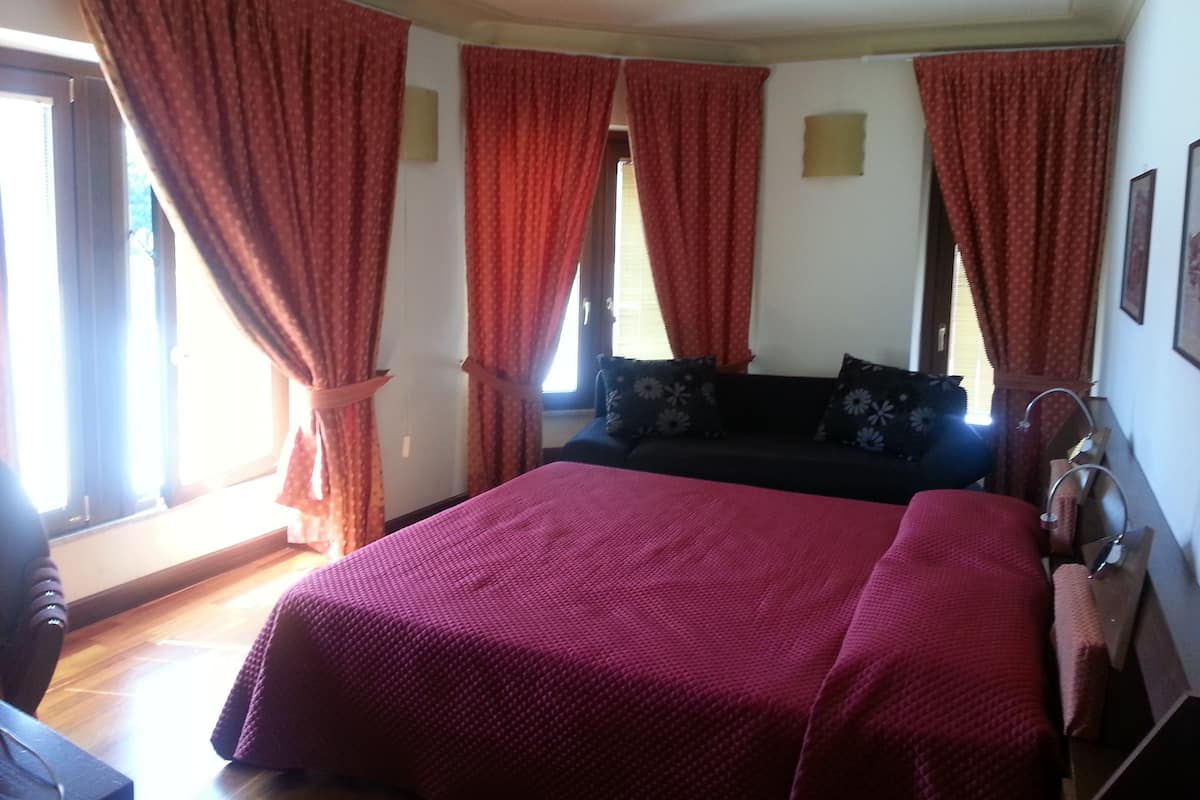 Luxe beddengoed, bedden met traagschuimmatras, een minibar