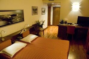 Premium bedding, memory-foam beds, minibar, in-room safe - Lombardia (Monfalcone)