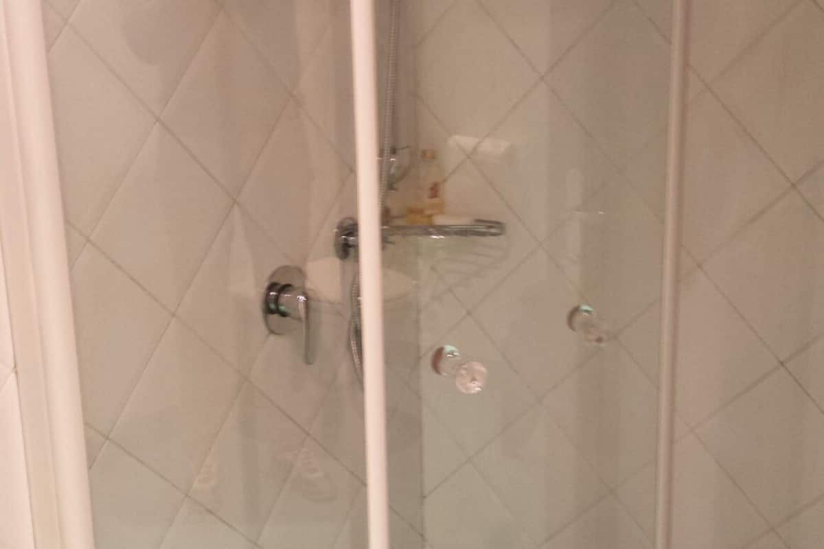 Badkamer met douche